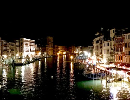 威尼斯怎样的夜晚（威尼斯晚上的景色）