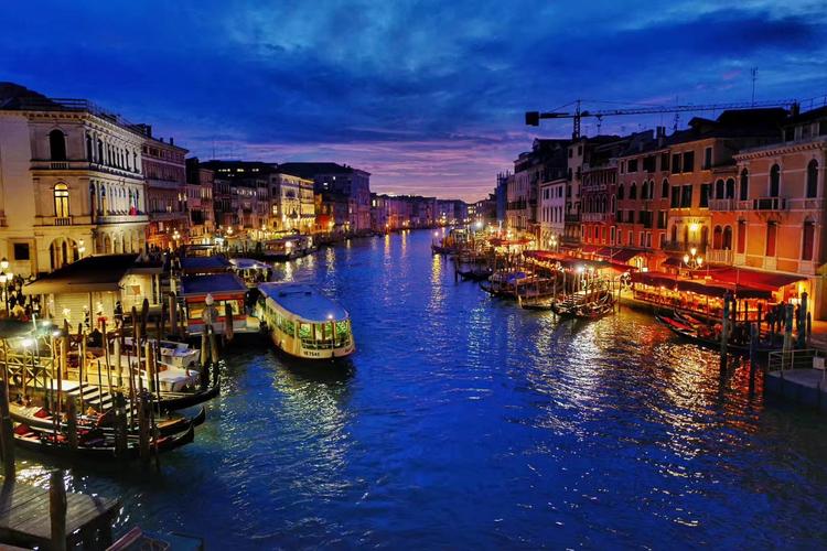 威尼斯夜市生活（威尼斯晚上的夜景画）